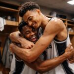 keldon johnson exprime toute son émotion lors du retour de victor wembanyama, partageant des moments forts marqués par des câlins chaleureux et une ambiance de retrouvailles impactante.