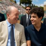 découvrez le moment privilégié entre le prince albert ii et son fils alexandre grimaldi lors du tournoi de tennis de monte-carlo, une rencontre familiale au cœur des histoires royales.
