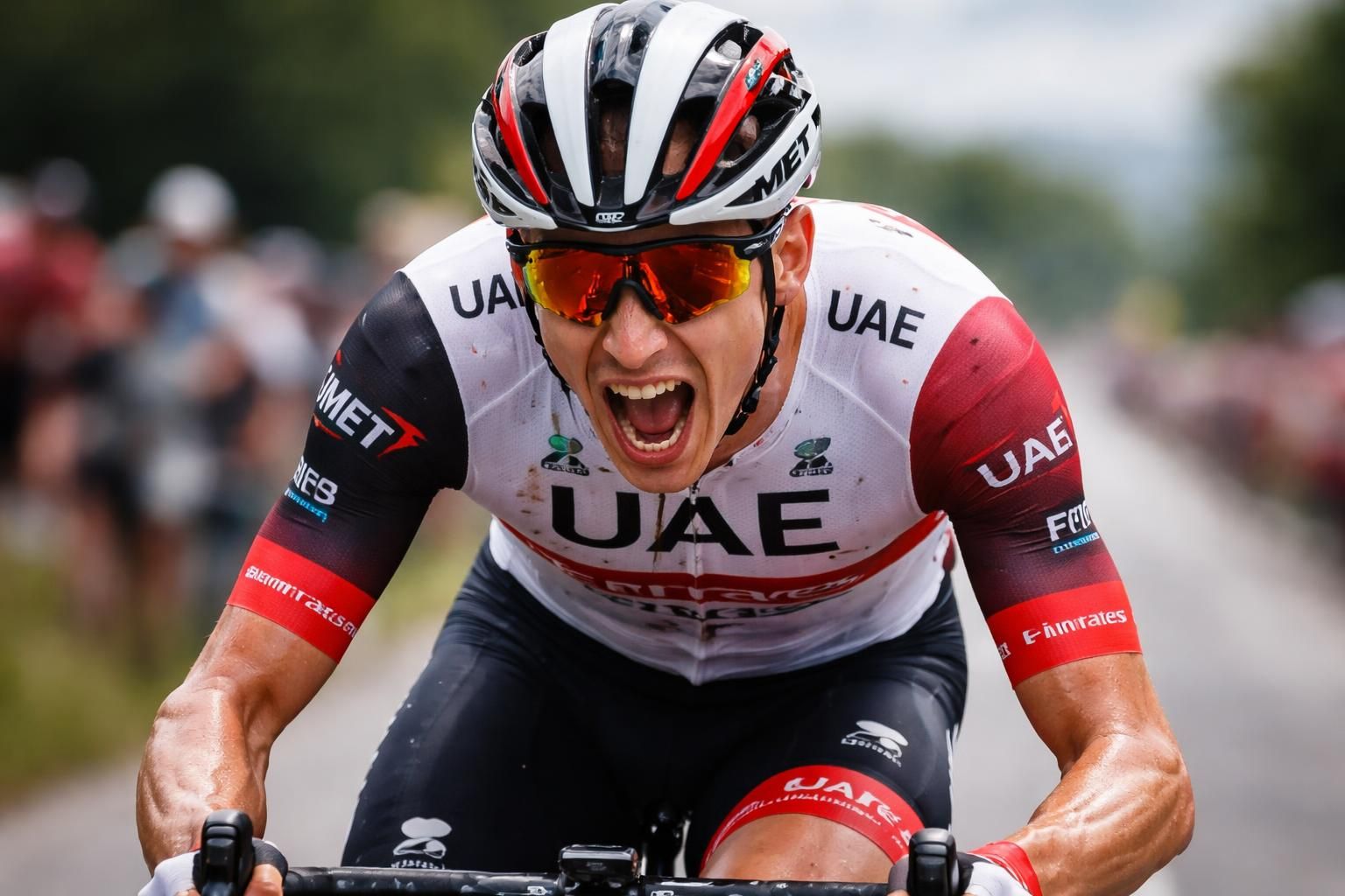 découvrez les pensées et stratégies de tadej pogacar pendant un sprint intense dans notre article exclusif sur directvelo.