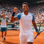 arthur fils remporte son match contre tomas martin etcheverry et décroche sa place en quarts de finale du masters 1000 de madrid, démontrant un tennis de haut niveau.
