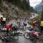 regardez la vidéo du tour des alpes où une chute spectaculaire dès le 1er kilomètre entraîne plusieurs abandons et l'arrêt prématuré de la course, impactant fortement la compétition.