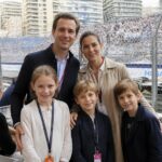 découvrez andrea et tatiana casiraghi partageant un tendre moment en famille au cœur de l’e-prix de monaco 2026 avec leurs trois enfants, entre émotion et passion pour la course.