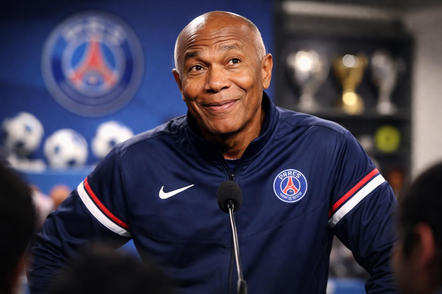 antoine kombouaré répond avec humour à la question sur l'intérêt du psg dans le championnat de ligue 1 aujourd'hui, apportant une touche légère et décalée à un sujet sérieux.
