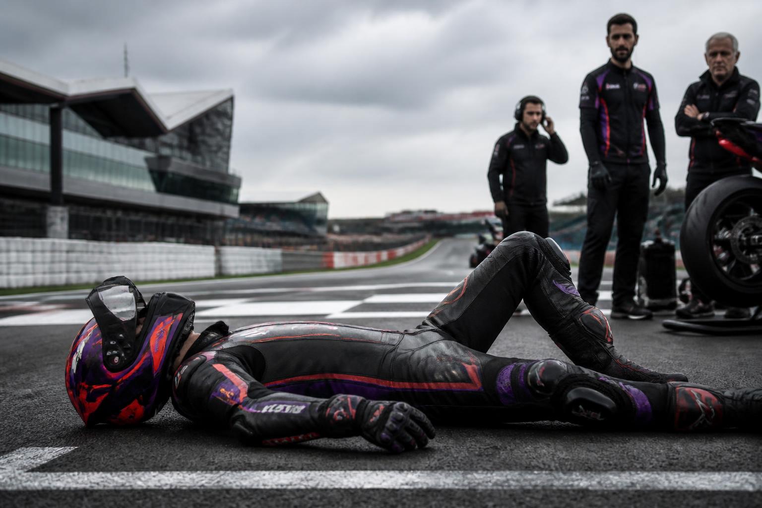 découvrez le compte-rendu du week-end difficile d'aprilia avec jorge martín, qui reste à terre après une performance décevante en sports auto moto.