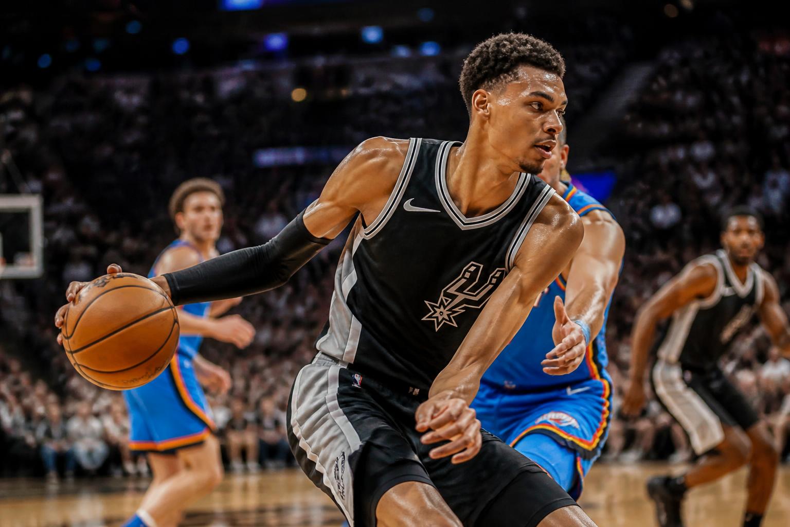 revivez les meilleures actions du match nba où victor wembanyama a brillé avec 26 points face au thunder. analyse et moments forts en vidéo.