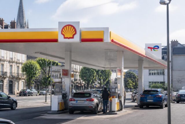 Carburants-TotalEnergies-envisage-le-rachat-du-reseau-de-stations-service-Shell-en-France-une-etape-majeure-pour-le-geant-petrolier-francais-640x427 Demain nous appartient du 3 mars 2026 : Raphaëlle commet une erreur grave qui bouleverse l'intrigue - Fémin Actu