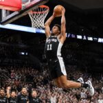 carter bryant célèbre la victoire des spurs avec un dunk spectaculaire en contre-attaque. revivez les moments forts et l'ambiance électrique de ce match de basketball sur inside basket.
