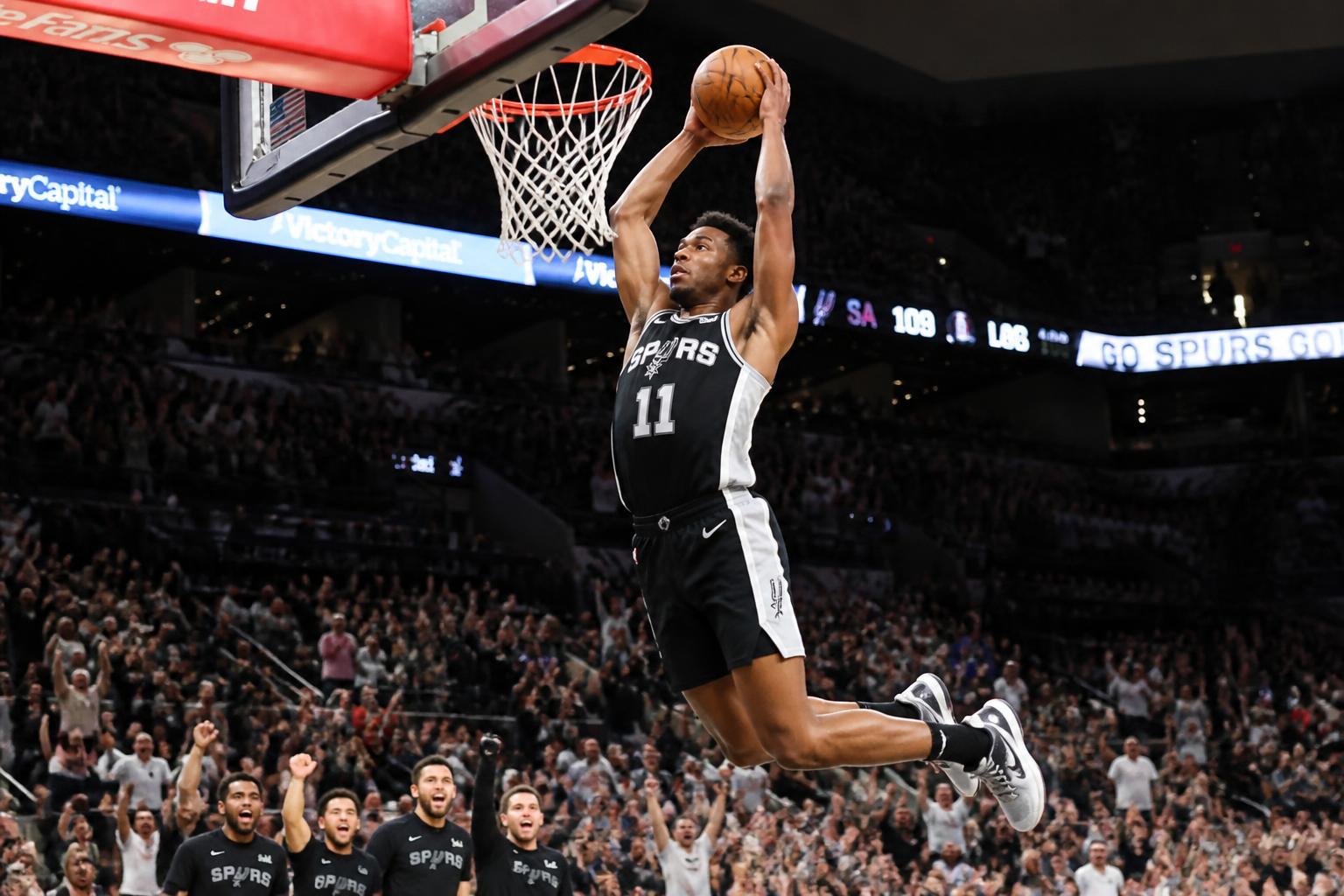 carter bryant célèbre la victoire des spurs avec un dunk spectaculaire en contre-attaque. revivez les moments forts et l'ambiance électrique de ce match de basketball sur inside basket.