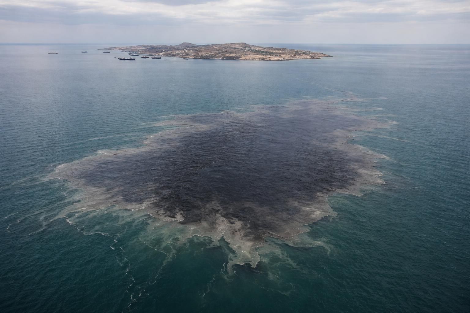 découvrez les détails du mystérieux dépôt grisâtre détecté près de l'île de kharg en iran. les experts redoutent un risque imminent de marée noire dans cette zone sensible.