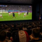 vivez la coupe du monde 2026 autrement en regardant les matchs de l'équipe de france directement au cinéma. une expérience unique pour soutenir les bleus dans une ambiance conviviale et immersive.