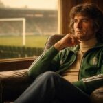 dominique rocheteau, légende de l'as saint-étienne, revient sur les célèbres poteaux carrés du stade, un souvenir marquant un demi-siècle après.