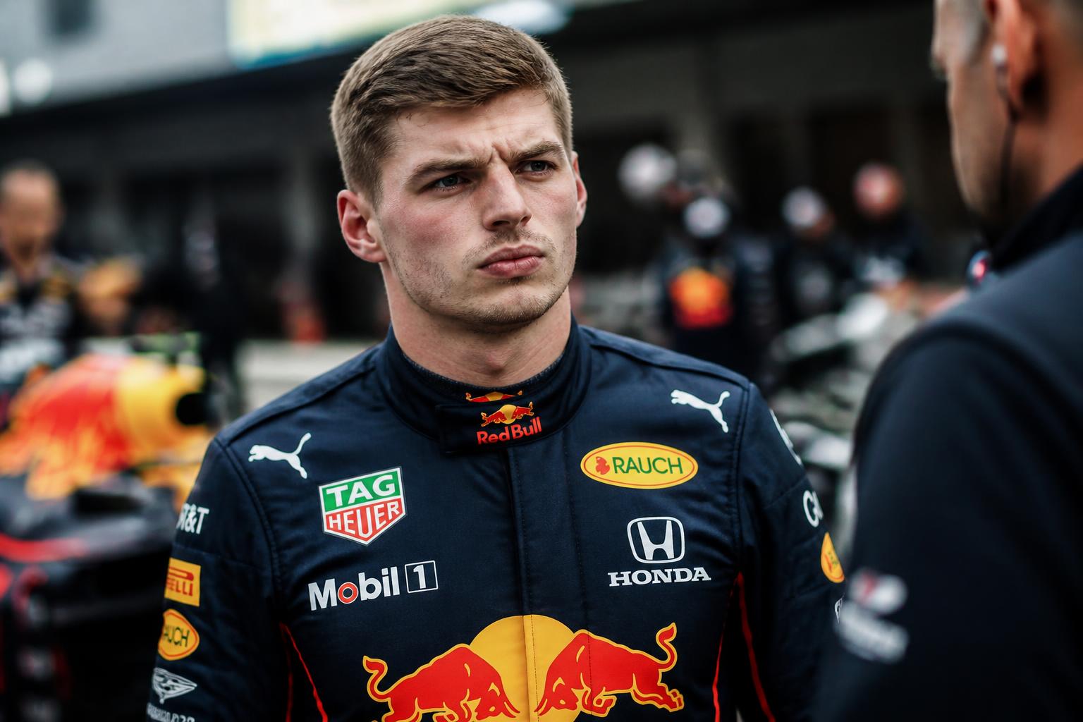 découvrez la réponse cinglante de max verstappen à un ancien pilote de f1, exprimant son incompréhension face à ses critiques, dans un échange qui fait parler sur le10sport.