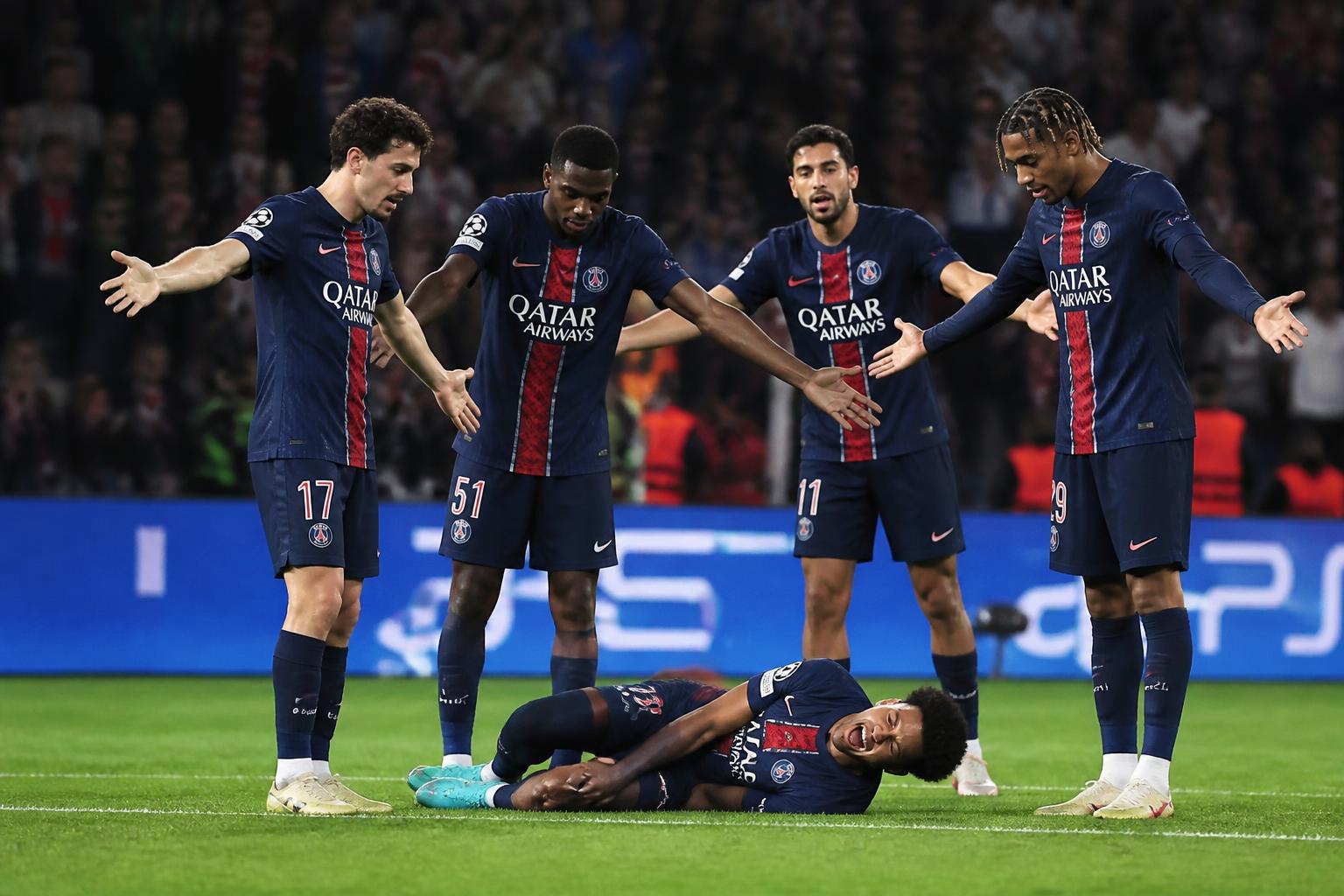 découvrez le geste inattendu des joueurs du psg envers un coéquipier blessé lors de la finale de la ligue des champions, un moment fort en émotions et en solidarité.