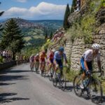 suivez en direct l'étape 8 du giro 2026 de chieti à fermo sur 156 km, une traversée spectaculaire des célèbres murs des marches, riche en défis et en paysages emblématiques.