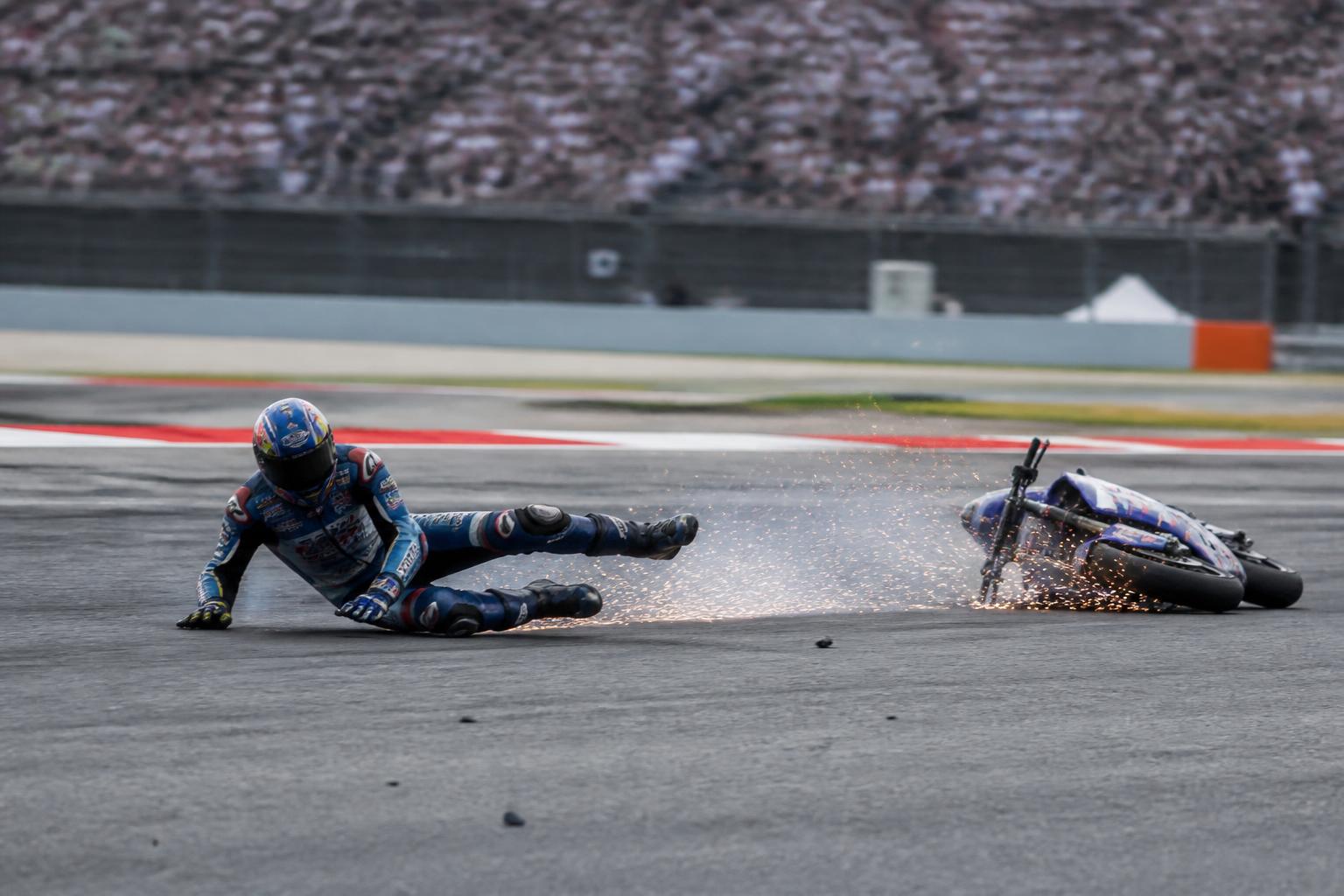revivez en images le spectaculaire accident d'alex marquez lors du grand prix de catalogne, un moment fort et impressionnant de la course.