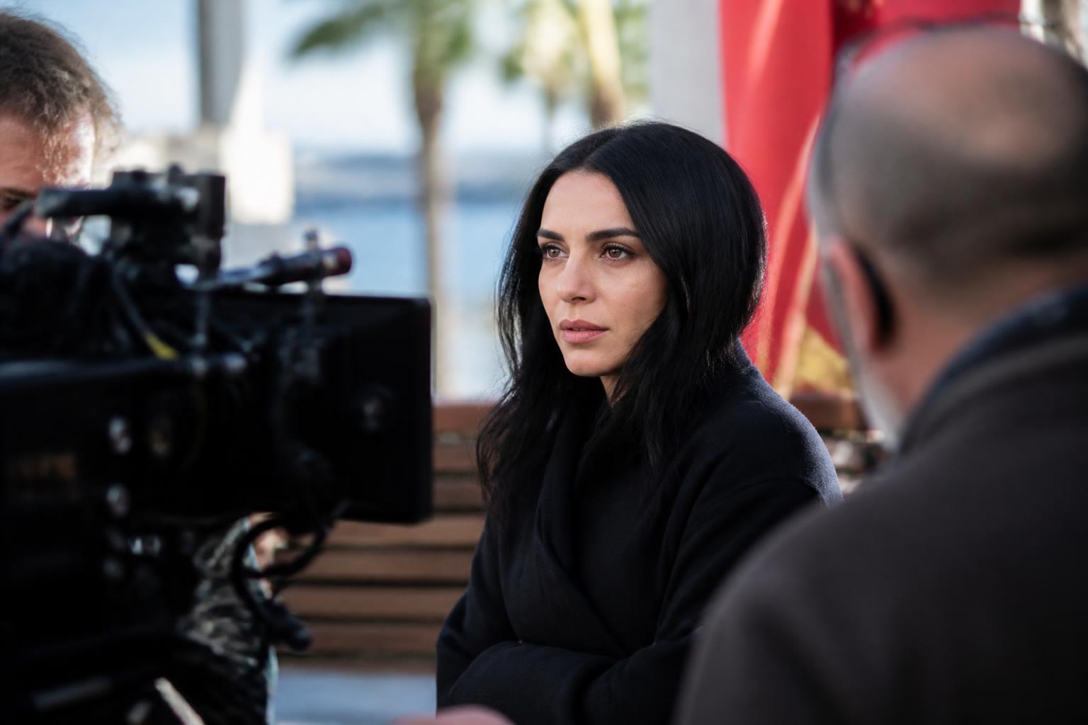 découvrez le grand retour de hafsia herzi à cannes, où elle partage son expérience sur le plateau et l'importance de chaque prise, dans une interview exclusive sur france 24.