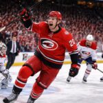 les hurricanes prennent le dessus sur les canadiens avec une victoire 3-0 en troisième période, tandis que dobeš fait son retour au banc. suivez les moments forts et analyses sur la presse.