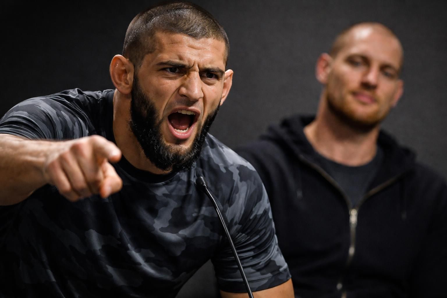 khamzat chimaev critiquent sean strickland avant leur affrontement à l'ufc 328. découvrez les déclarations et les tensions avant ce combat très attendu sur asatunews.co.id.