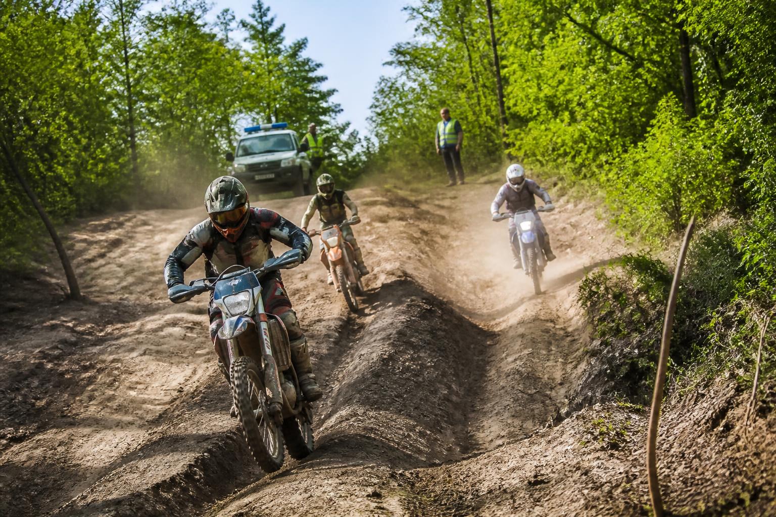 à laigneville, une opération de police vise à traquer les pilotes de motos cross utilisant des pistes illégales, renforçant la sécurité et le respect de l'environnement local - oise hebdo.