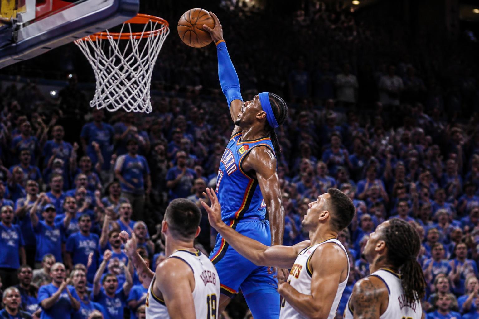 le thunder remporte le game 5 contre son adversaire avec un score de 127-114, reprenant ainsi l'avantage dans la série à 3-2.