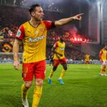 découvrez les compositions officielles de la finale de la coupe de france entre lens et nice, avec florian thauvin guidant les sang et or et l'absence notable de sanson côté niçois.