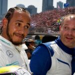 revivez le moment drôle et spontané où lewis hamilton taquine jacques villeneuve en direct pendant le grand prix de montréal sur habsolumentfan.