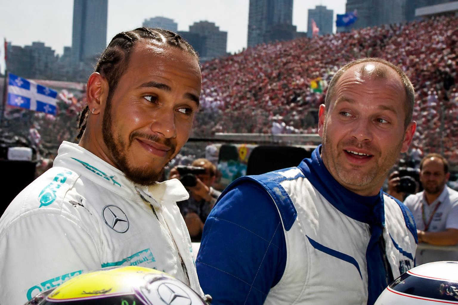 revivez le moment drôle et spontané où lewis hamilton taquine jacques villeneuve en direct pendant le grand prix de montréal sur habsolumentfan.