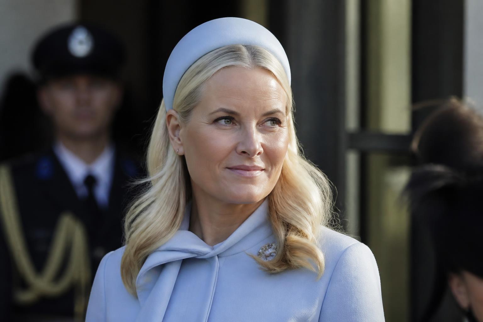 découvrez le détail mystérieux qui a captivé l'attention lors de la récente apparition de la princesse mette-marit de norvège.