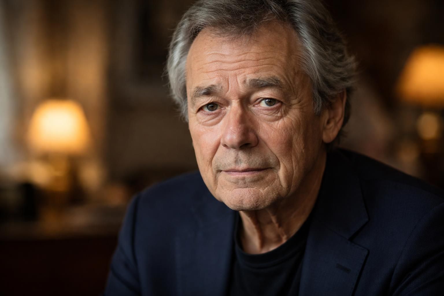 michel denisot, profondément ému aux larmes, revient sur l'absence de coluche vingt ans après, une blessure toujours vive dévoilée dans son documentaire poignant.