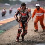 motogp : marc marquez victime d'une violente chute lors du gp de france, l'espagnol quitte la piste en boitant, suscitant l'inquiétude des fans.