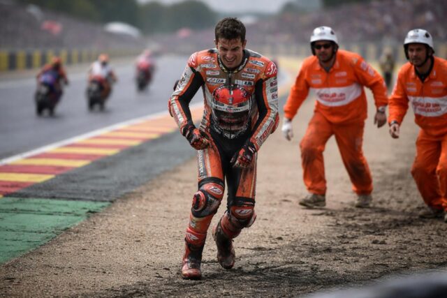 MotoGP-Marc-Marquez-victime-dune-violente-chute-au-GP-de-France-lEspagnol-quitte-la-piste-en-boitant-640x427 Nikola Karabatic s'est uni à Géraldine Pillet, son amour de toujours : retour sur le mariage du champion de handball