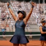 naomi osaka remporte une victoire impressionnante en trois sets contre iva jovic, atteignant ainsi son meilleur résultat à roland-garros.