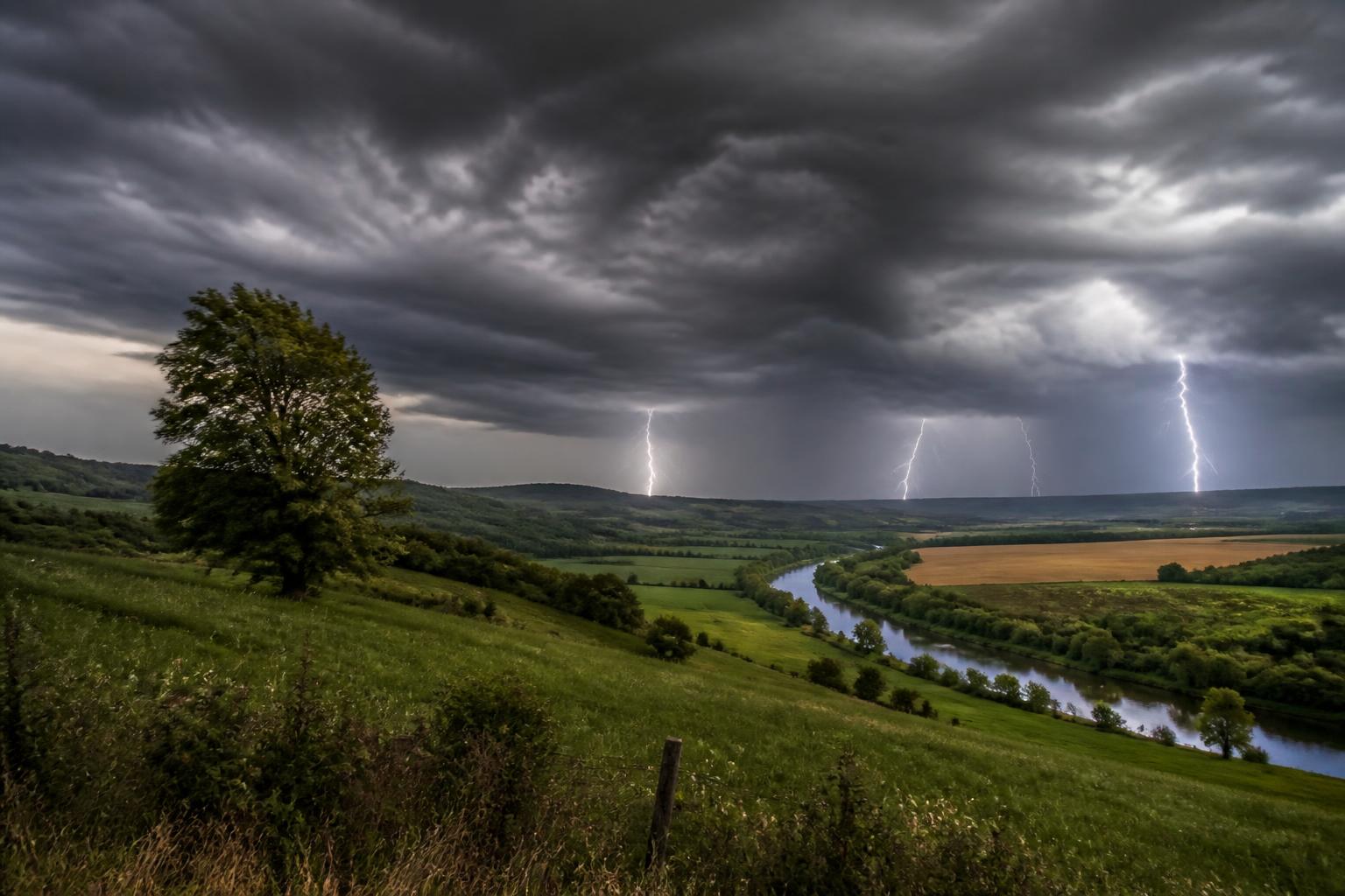 orages annoncés en nièvre : restez informés avec le journal du centre sur les alertes météo en cours et les conseils de sécurité.
