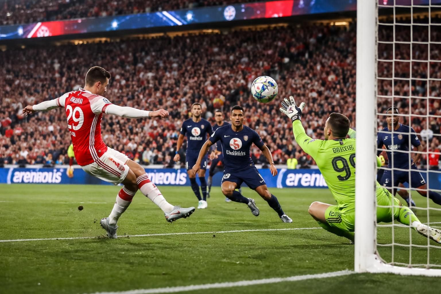 revivez en vidéo l'ouverture du score spectaculaire de kai havertz lors du match psg vs arsenal, une action clé qui donne l'avantage aux gunners.