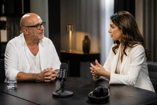 Pascal-Obispo-et-Sonia-Mabrouk-decryptage-dune-rumeur-de-couple-dementie-par-les-interesses-640x427 Alessandra Sublet se confie sans filtre sur son nouveau départ à presque 50 ans : « Je refuse de me sentir à l’étroit dans un rôle qui ne me correspond plus » - Version Femina