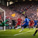 revivez le match intense de premier league entre liverpool et chelsea, marqué par un suspense permanent, des poteaux qui sauvent et plusieurs buts refusés dans un duel haletant.