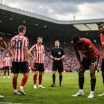 premier league : sunderland et manchester united se quittent dos à dos à la mi-temps dans un match intense où les red devils rencontrent des difficultés.