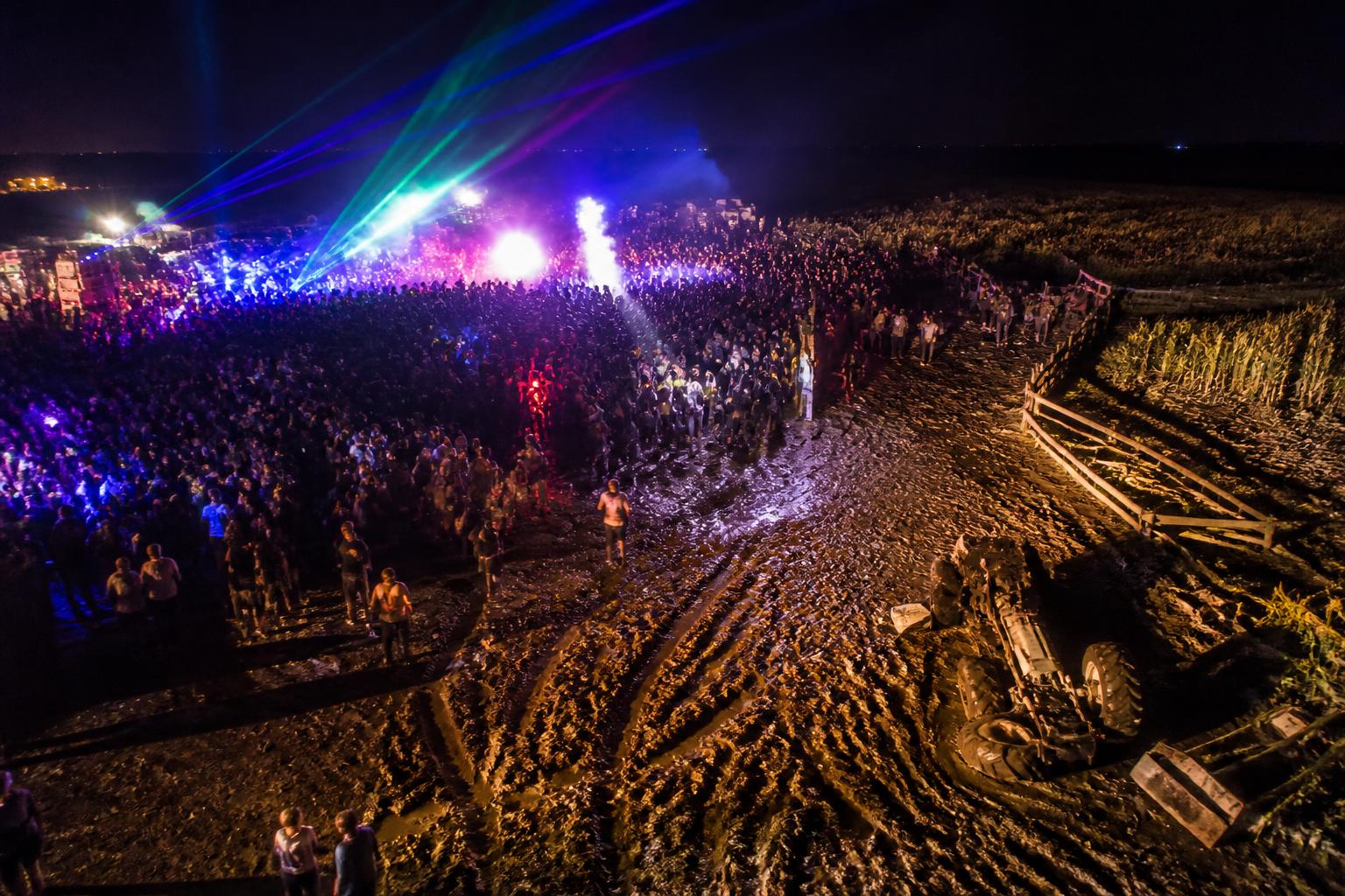 près de 1000 participants à une rave party illégale provoquent d'importants dégâts sur le terrain d'une agricultrice, soulevant des inquiétudes quant aux conséquences de ces événements non autorisés.