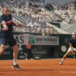 revivez le 1er tour spectaculaire des qualifications de roland-garros entre daniel evans et daniel jade, disponible en replay sur france tv.