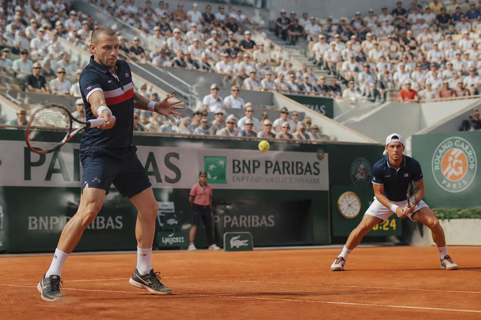 revivez le 1er tour spectaculaire des qualifications de roland-garros entre daniel evans et daniel jade, disponible en replay sur france tv.