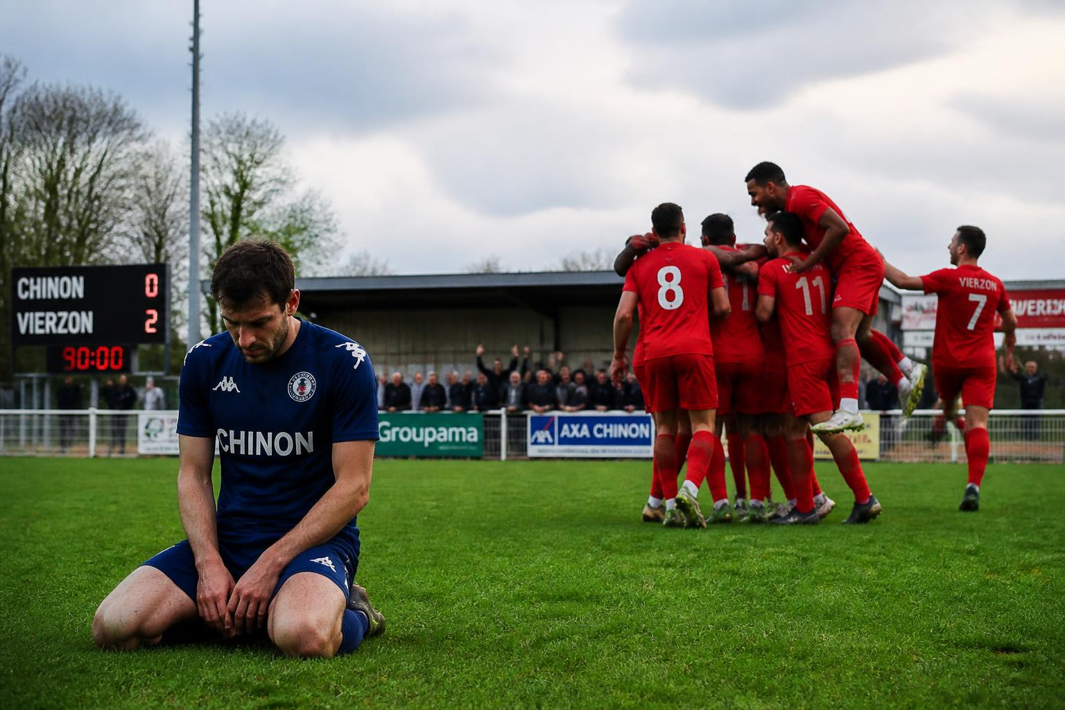 chinon éliminé en huitièmes de finale de la régionale 1 par vierzon, mettant fin à leur saison. retour sur ce match décisif et les performances de l'équipe.