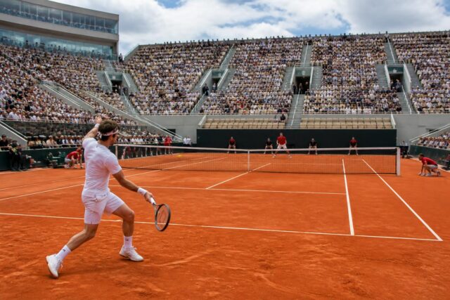 Roland-Garros-2026-Arthur-Rinderknech-affronte-Jurij-Rodionov-au-premier-tour-lundi-25-mai-640x427 Roland-Garros en direct : Diane Parry fait son entrée, Flavio Cobolli se qualifie pour les quarts, Sabalenka et Osaka à suivre lors de la session nocturne