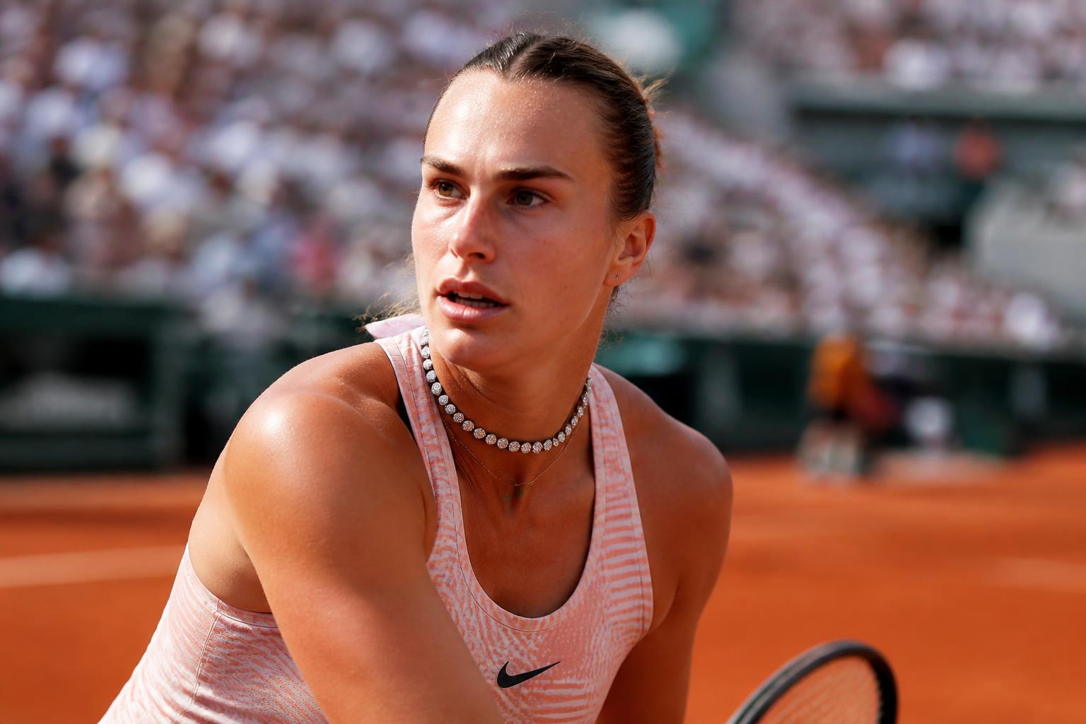découvrez la performance exceptionnelle d'aryna sabalenka à roland-garros, illuminée par son talent sur le court et son collier éblouissant qui attire tous les regards.