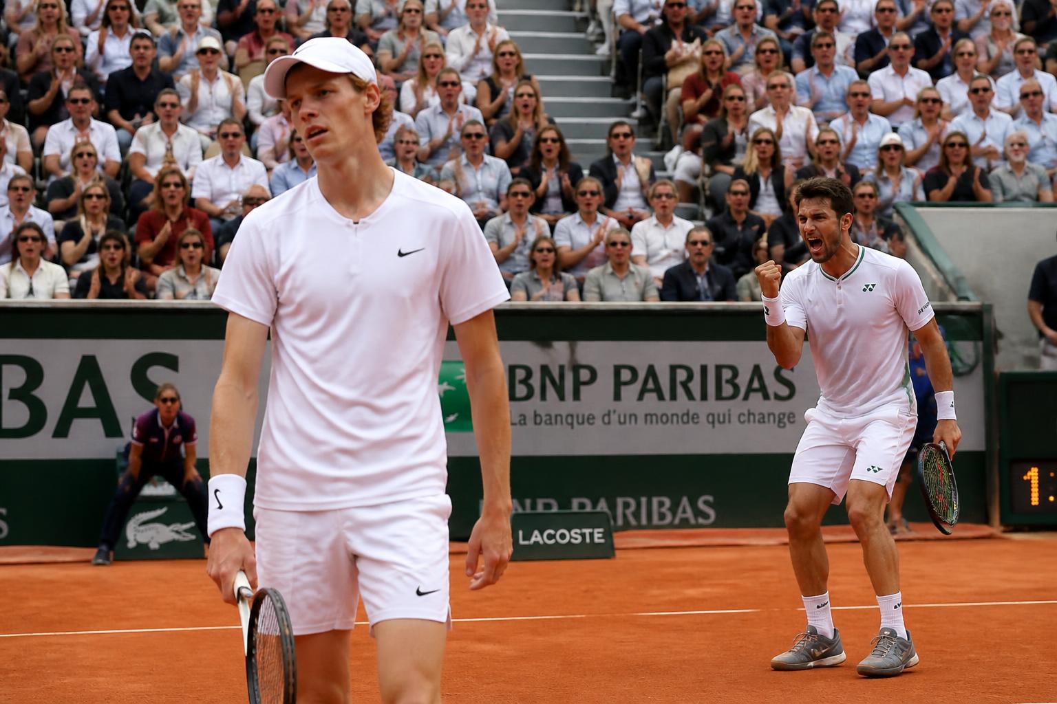roland-garros : surprise majeure au 2e tour avec l'élimination précoce du grand favori jannick sinner, bouleversant le tournoi.