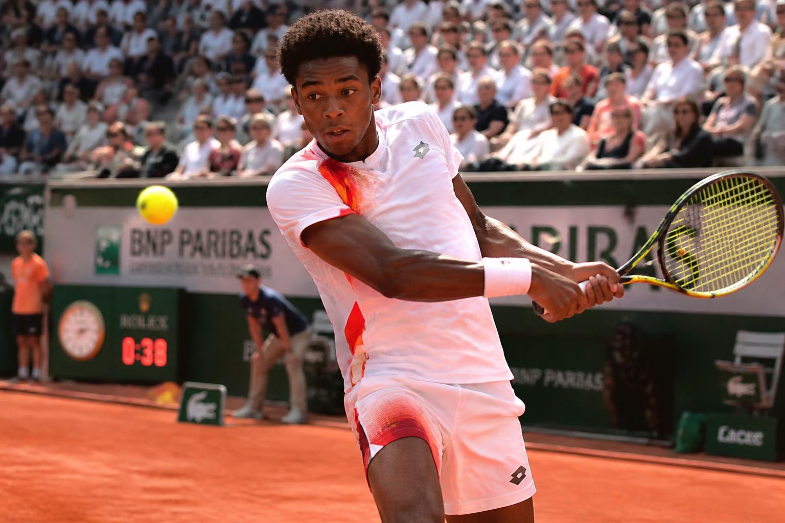 découvrez comment moïse kouame, jeune prodige de 17 ans, impressionne à roland-garros grâce à ses multiples atouts techniques et son talent sur le court.