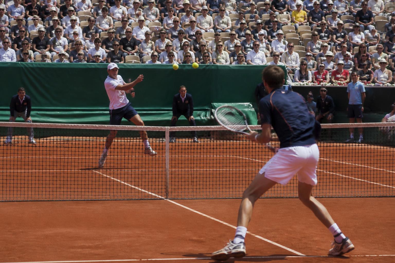 revivez chaque échange intense du 1er tour passionnant entre adam walton et daniil medvedev à roland-garros, disponible en replay sur france tv.