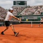 découvrez le face-à-face passionnant entre valentin vacherot et thomas faurel à roland-garros, un duel très attendu qui promet des moments intenses sur la terre battue parisienne.
