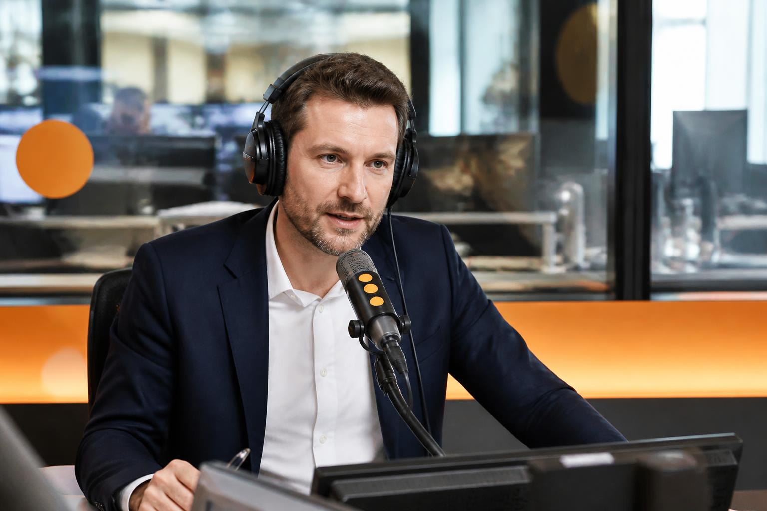 simon le baron anime désormais la matinale sur franceinfo, offrant une nouvelle énergie et des analyses pertinentes pour bien commencer la journée.