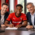 découvrez comment le neuvième talent de l’académie du stade rennais signe son premier contrat professionnel cette saison, marquant une étape clé dans sa carrière.