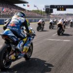 suivez en direct vidéo le départ de la moto3 au motogp france au mans avec baltus en action. retrouvez toutes les infos, l'absence de marquez et découvrez qui dominera la course passionnante.